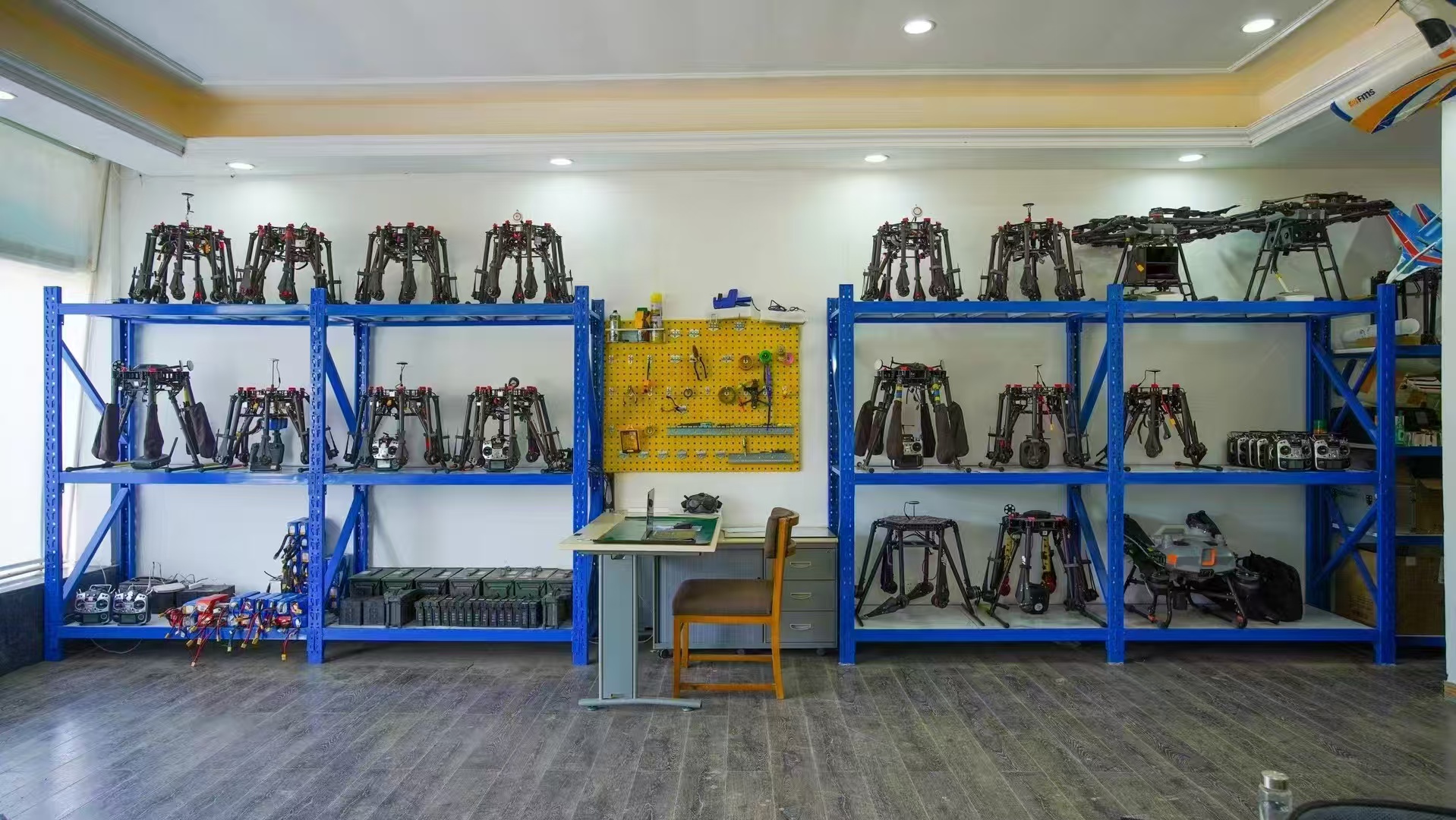 无人机培训设施内部，现代化培训教室，学员学习场景，蓝色背景