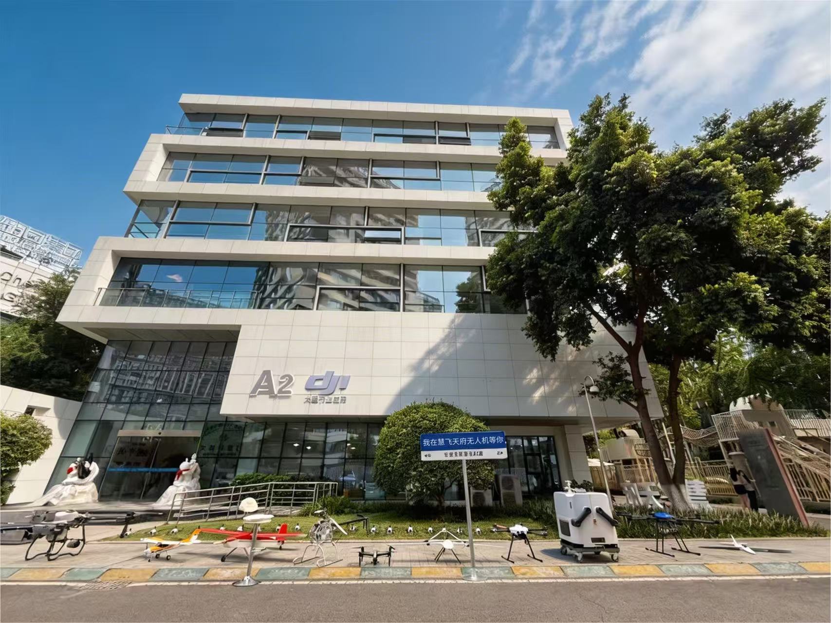 公司位置地图展示，成都市区地图，蓝色背景，现代建筑标识